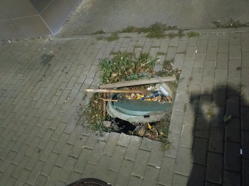 Канализационный люк превратился в общественную урну в центре Ростова