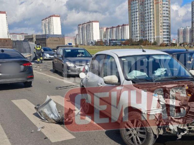 В Ростове грузовик смял легковушку и «разлегся» поперек дороги в Суворовском