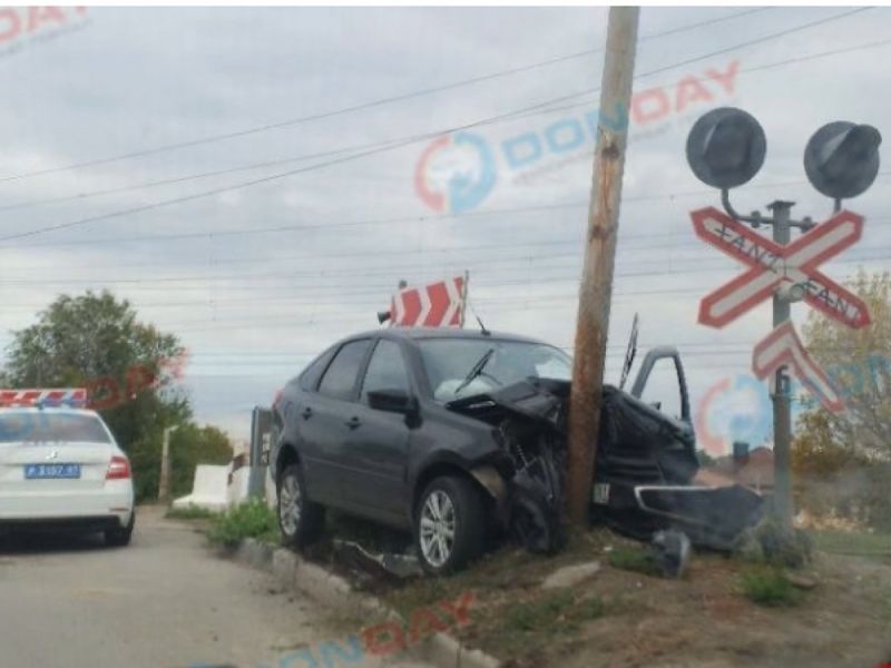В Ростове-на-Дону на ж/д переезде водитель легковушки врезался в столб