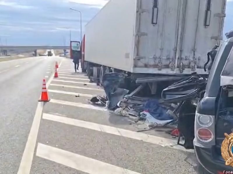 На трассе в Ростовской области в ДТП с фурой погибли три человека