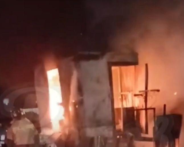 В Ростове дотла сгорела бытовка охранника в Суворовском