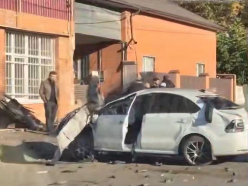В Ростове-на-Дону на скорости автомобиль врезался в здание