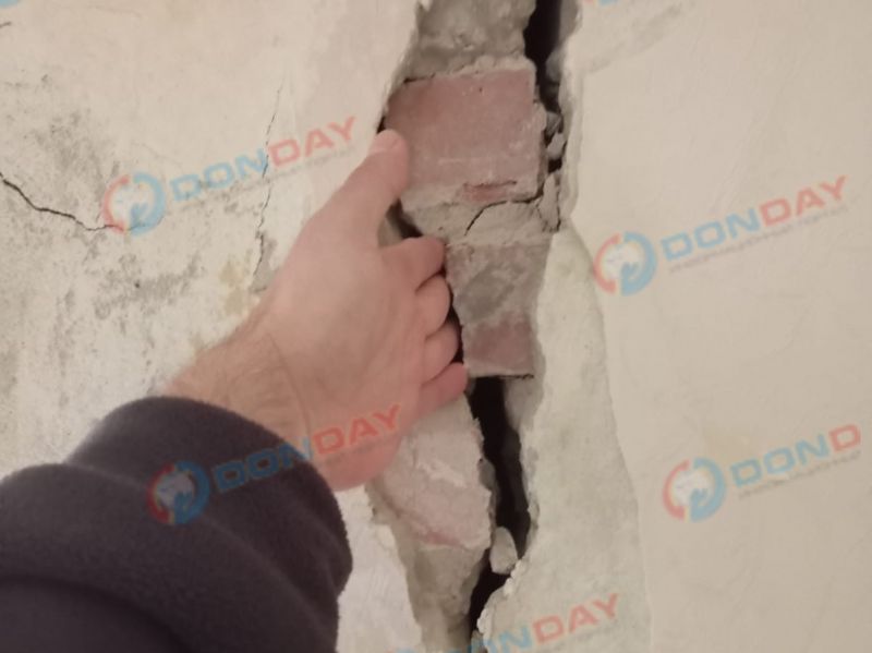 Ростовчане показали трещину размером с руку в стене дома на Ивановского