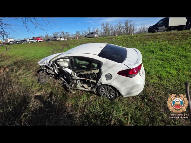 Три человека пострадали в жестком ДТП на трассе в Ростовской области