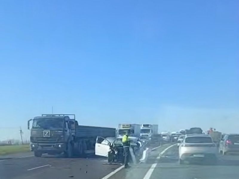 На трассе в Ростовской области произошло жесткое столкновение двух легковушек