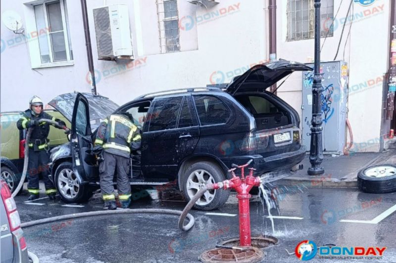 Автомобиль загорелся в Ростове на перекрестке Садовой и Братского