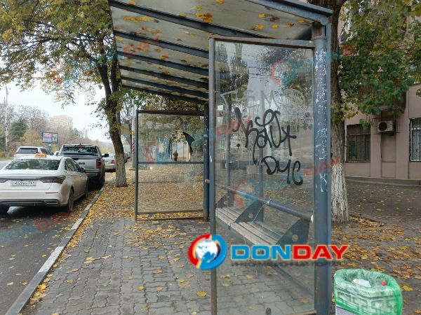 Жители Ростова жалуются на разбитую остановку на Буденновском проспекте