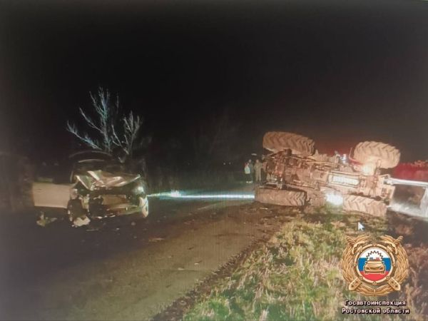 В Ростовской области два пассажира пострадали в аварии с трактором