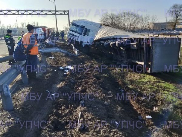 В Ростовской области грузовик съехал в кювет и перевернулся