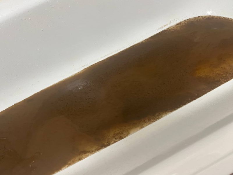 В Ростове у жителей Левенцовки потекла рыжая вода из кранов