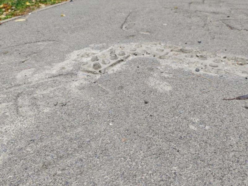 В Ростове женщина чуть не убилась, споткнувшись на плохом тротуаре на улице Седова