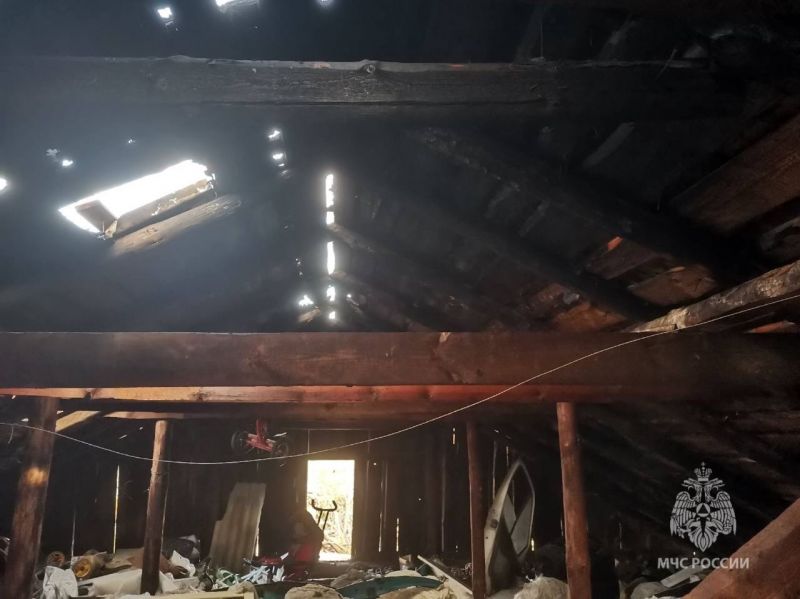 Крыша дома сгорела во время ремонта из-за газовой горелки на Дону