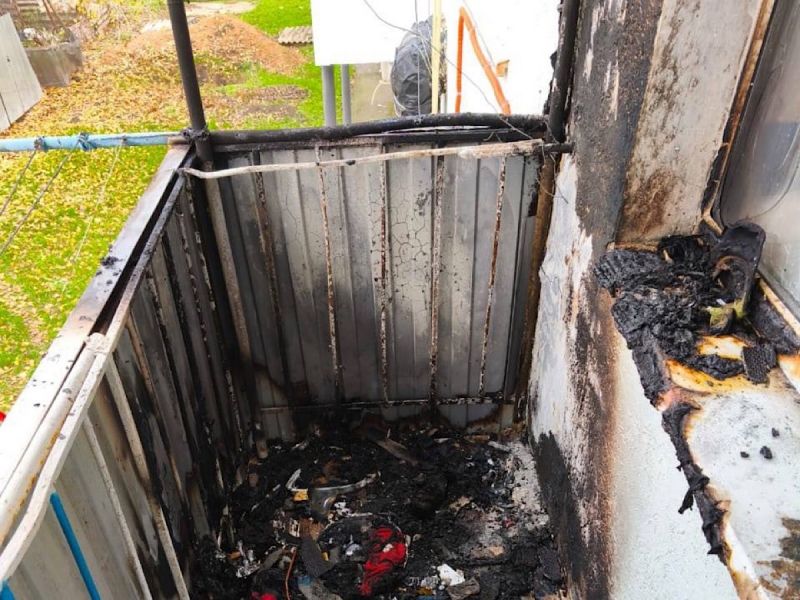 В Азовском районе ребенок спалил балкон