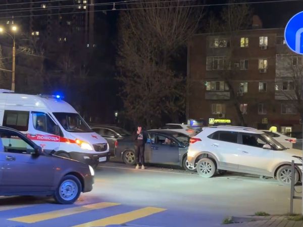 В Ростове на Нагибина произошла авария с двумя легковушками