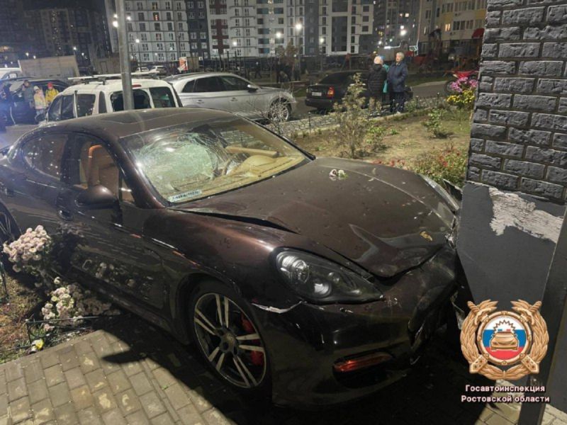 В Ростове водитель «Порша» влетел в припаркованную машину