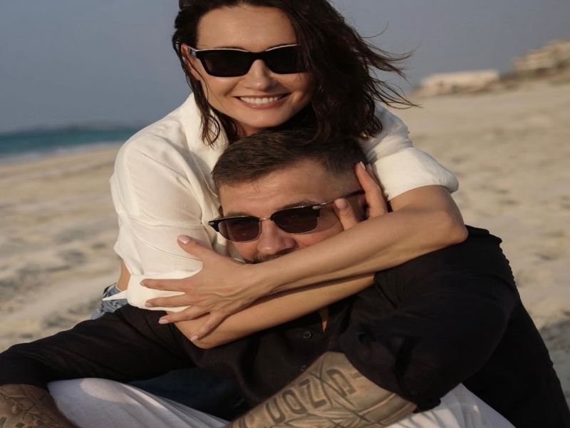 Репер Баста разместил кадры с супругой Еленой