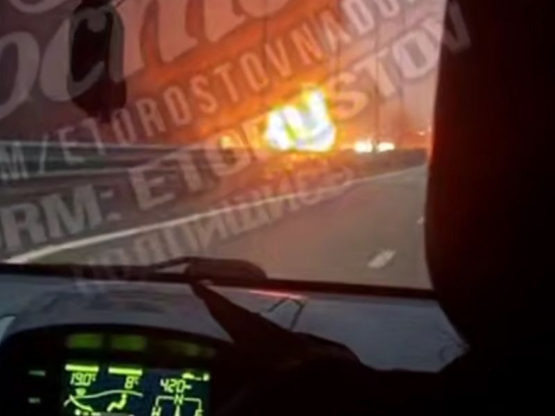 В Ростовской области на трассе М-4 в районе аэропорта Платов полыхает фура