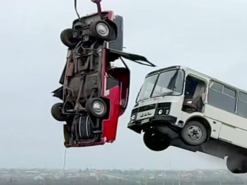 Евгений Чеботарев выпрыгнул из автобуса на ходу перед его столкновением