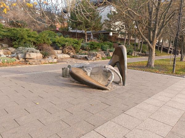 В Ростове неизвестные повредили скульптуру «Рак» на Набережной