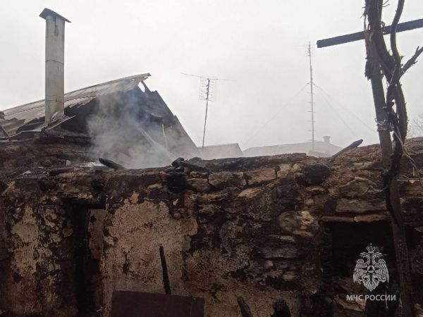 На Дону соседи спасли пожилого мужчину от гибели при пожаре