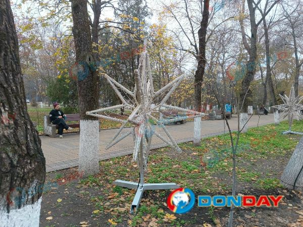 Улицы и общественные места Ростова начали украшать к Новому Году