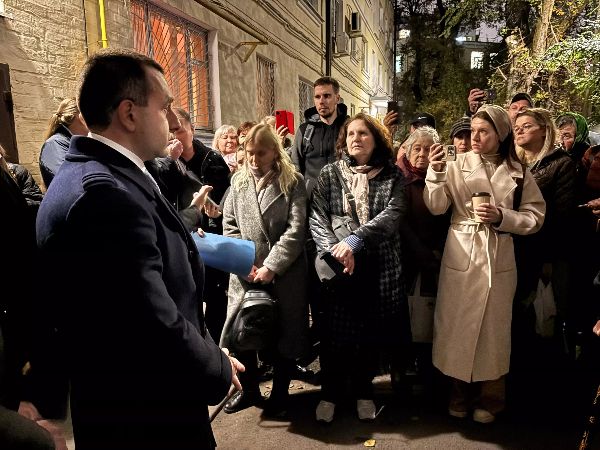 В Ростове состоялась встреча главы Октябрьского района с жителями дома на улице Ивановского