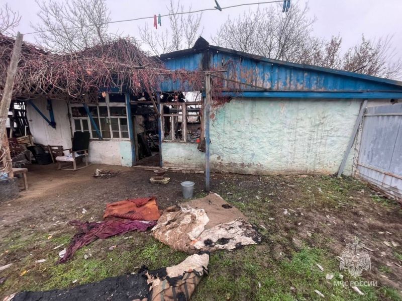 На Дону мужчина получил травму позвоночника, когда пытался потушить пожар в сарае соседа