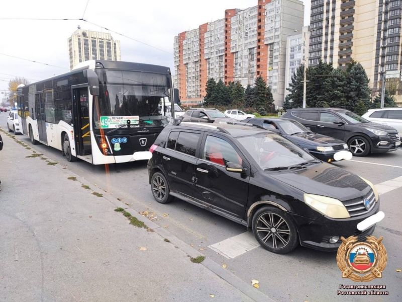 В Ростове двое пассажиров автобуса №49 пострадали в аварии с «Джили»