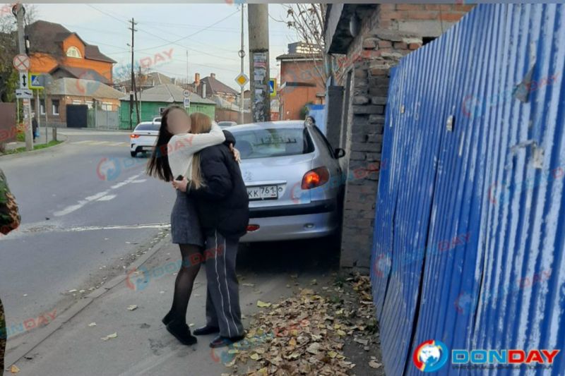 В Ростове две девушки протаранили опору ЛЭП на машине