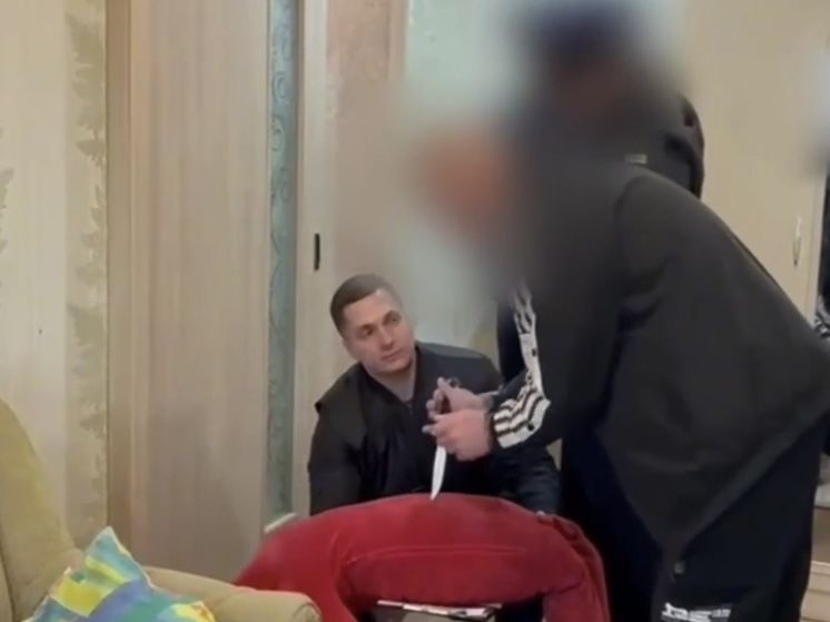 Батайчанка, раненная собственным братом, третьи сутки остаётся в реанимации