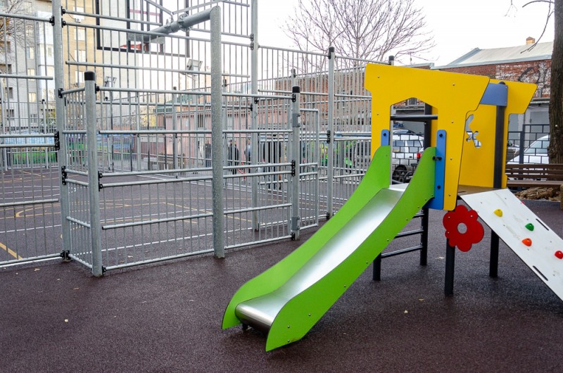 В Ленинском районе Ростова появилась новая игровая площадка с мультиспортивной ареной