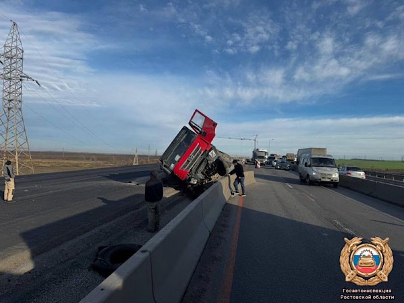 На М-4 в сторону Ростова скопилась пробка из-за перевернувшегося самосвала