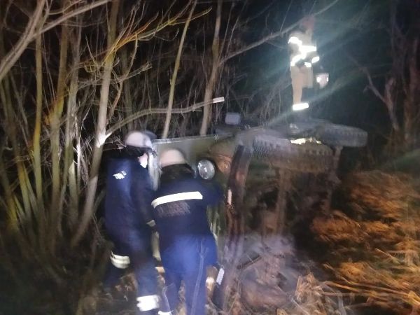 В Ростовской области на скользкой дороге легковушка слетела в кювет