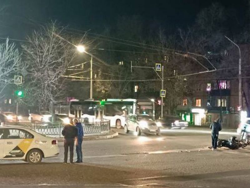На Западном в Ростове столкнулись такси, самокат и электровелосипед