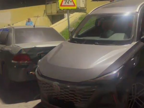 В Ростове неизвестный врезался в два авто и сбежал с места аварии