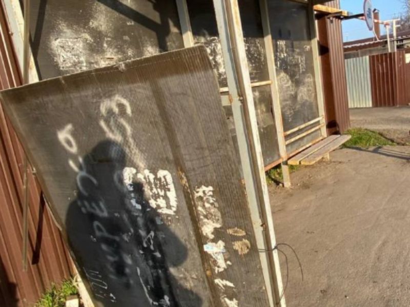 Дыры и отваливающиеся стены: остановку на Петрожицкого в Ростове не ремонтируют годами