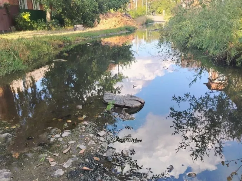 Снос многоквартирных домов в поселке Артем стал причиной перелома канализационного коллектора