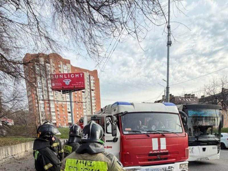 Пассажирский автобус вспыхнул во время движения на Северном в Ростове