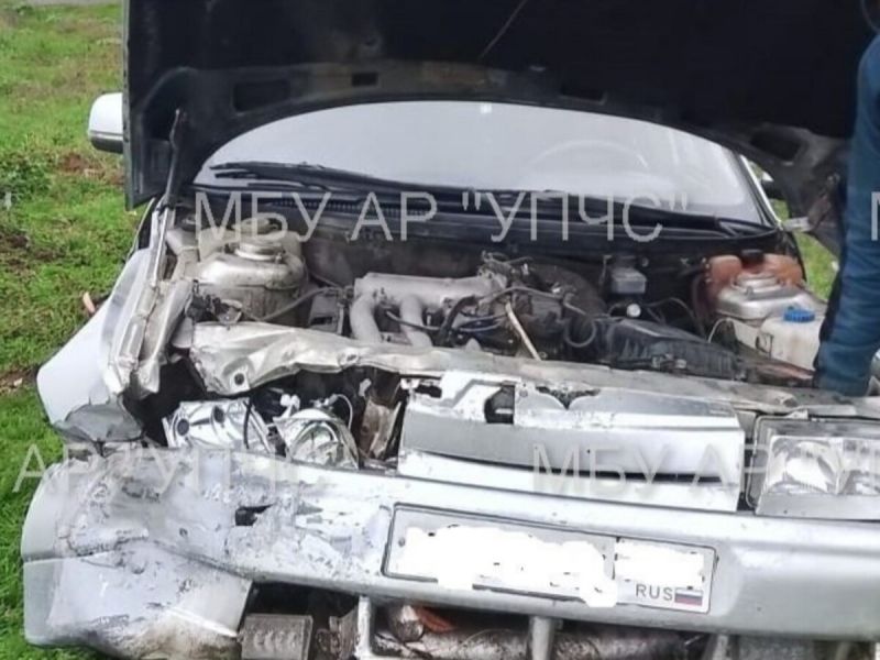 На трассе под Ростовом легковушку покорежило после столкновения с иномаркой