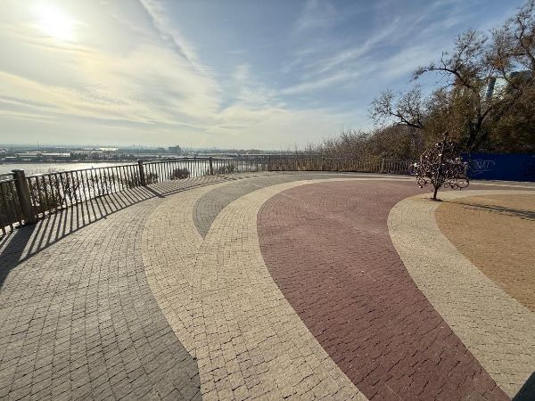 В Ростове заменили плитку на смотровой площадке на улице Седова