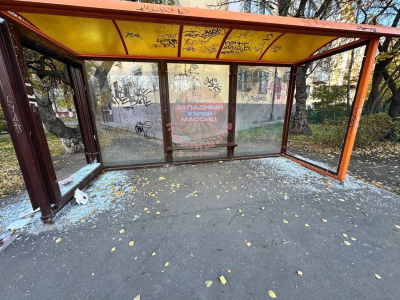 Жители Ростова пожаловались на разбитую остановку на 2-й Краснодарской