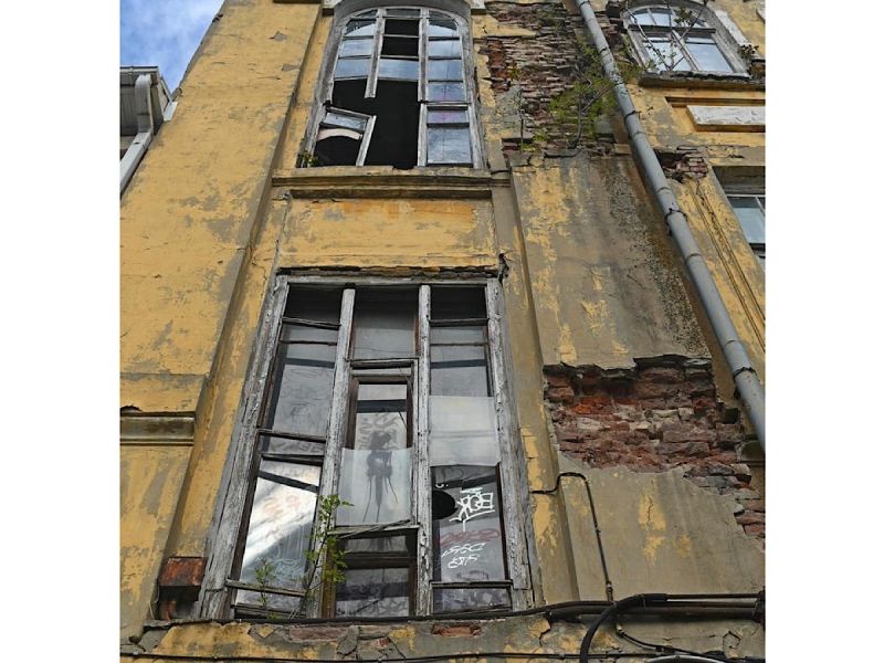 В Ростове неизвестные разбили окно в историческом здании в Университетском