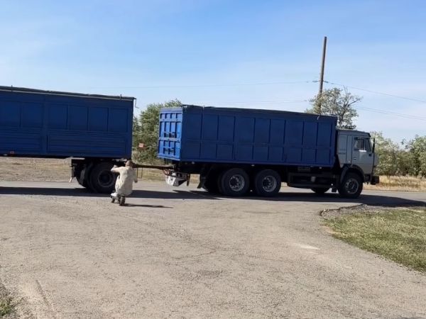 Экстремал Евгений Чеботарев чуть не убился под колесами фуры во время трюка