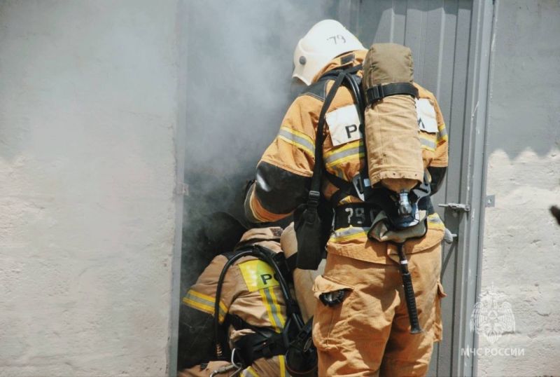 За  минувшие сутки донские пожарные потушили 10 пожаров и спасли одного человека