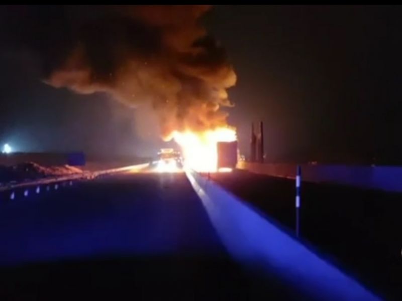 В сети появились кадры горящей на М-4 «Дон» в Ростовской области фуры