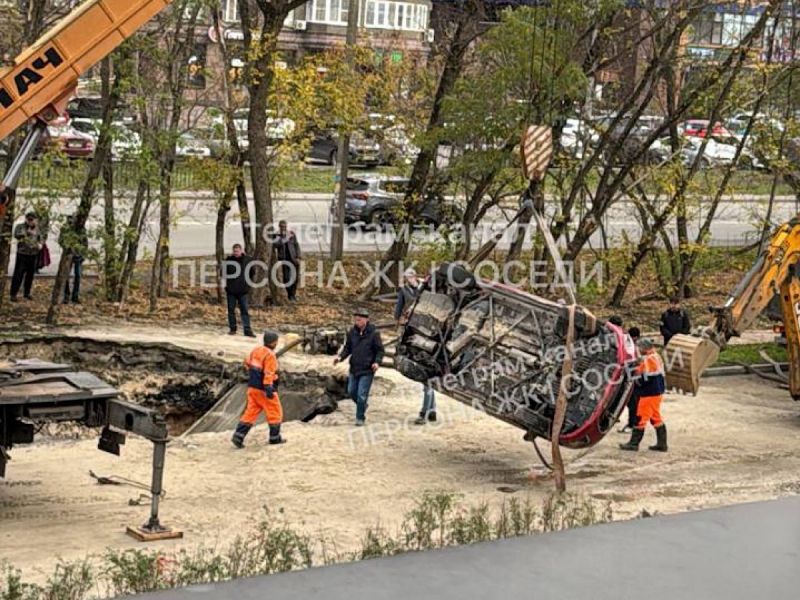 В Ростове из огромной ямы из-за коммунальной аварии вытащили иномарку