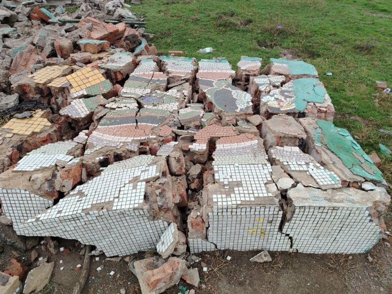 При расширении трассы М-4 в районе Каменска снесли остановку с мозаичным панно