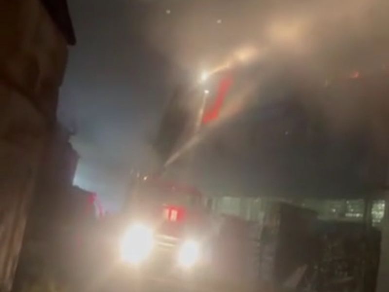 Для борьбы с крупным пожаром на Привокзальной в Ростове привлекли полсотни спастелей