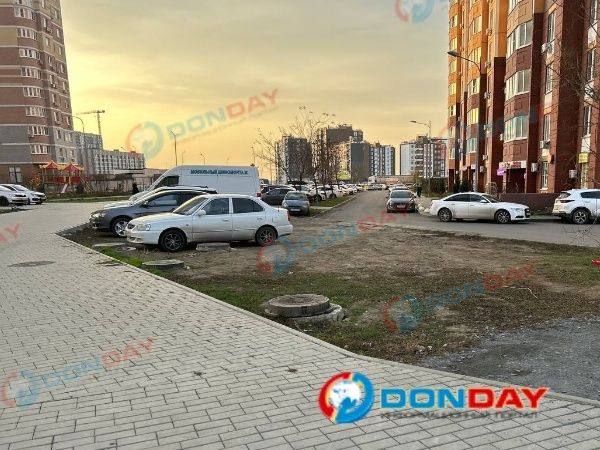 Жители Левенцовки в Ростове превратили газон в парковку