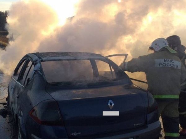 В Ростовской области легковушка сгорела дотла во дворе частного дома